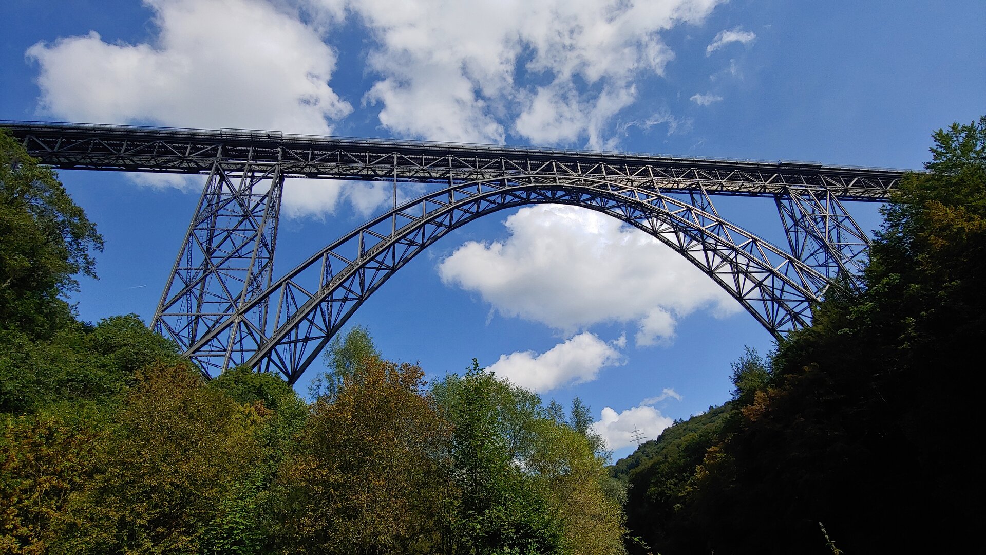 Müngstener Brücke vom Ufer der Wupper | © Uwe Drath